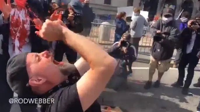 Terroristas de Antifa “se comen el corazón de Trump” en Boston (VIDEO + Ritual hindú)