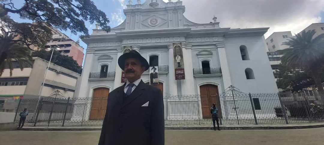 Augusto Santos, el señor que camina por Caracas disfrazado de José Gregorio Hernández, le pide que “acabe con la pandemia” (VIDEO)