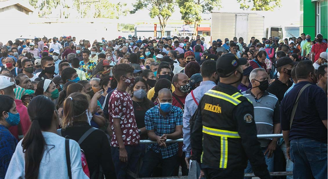 Guayaneses duermen en la cola para sacar la cédula en el Saime de Puerto Ordaz