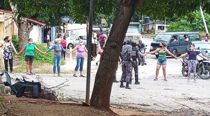 Mujeres en Nueva Esparta salen a la calle a protestar ante la falta del servicio eléctrico #2Oct (FOTOS)