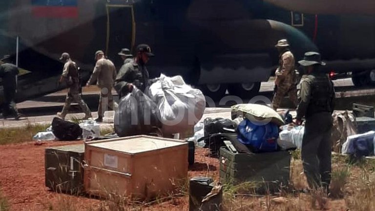 EN VIDEO: Con uniformes venezolanos y con un avión de la Fuerza Aérea, así llegaron los militares rusos a Bolívar