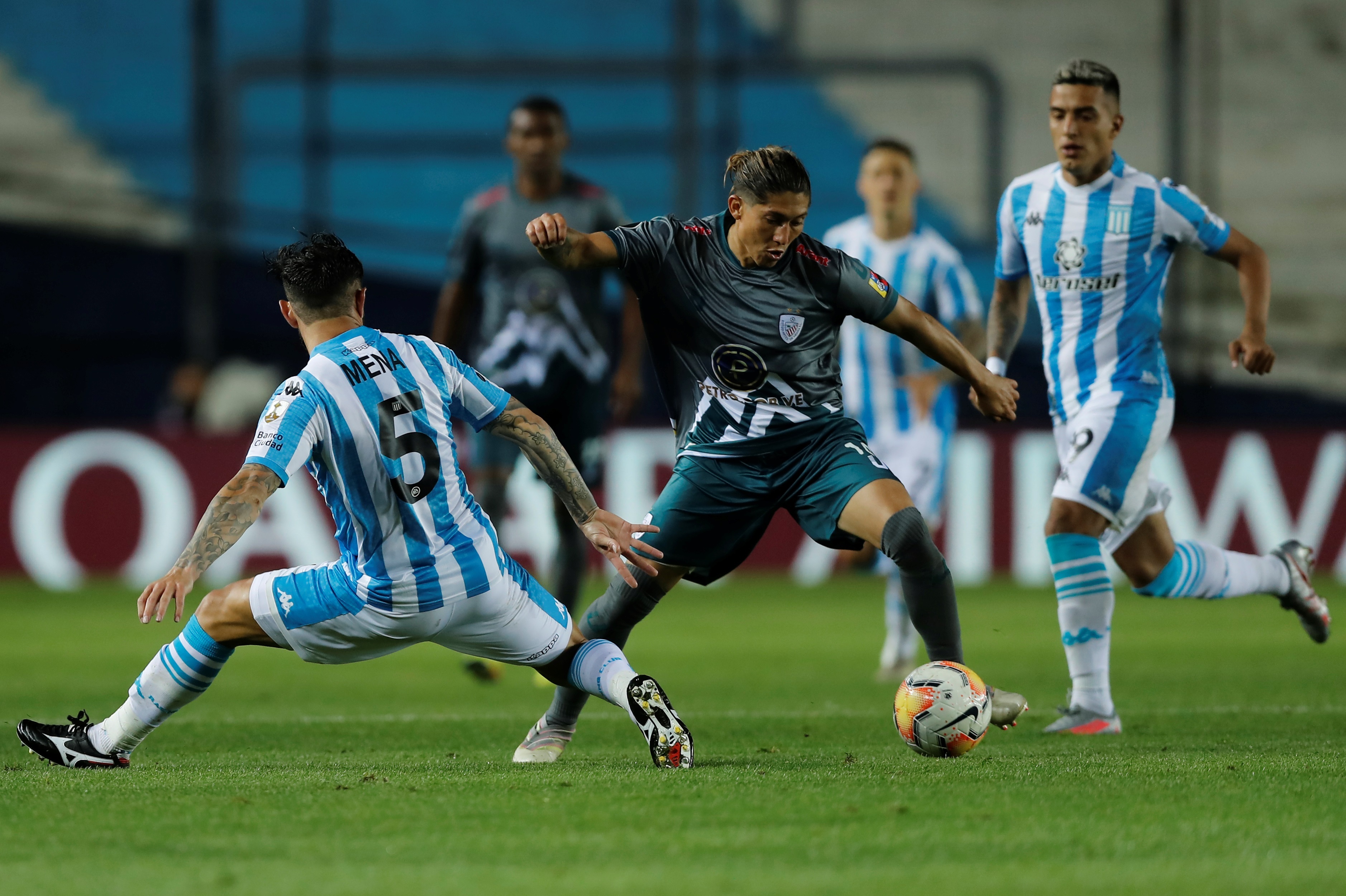 Estudiantes de Mérida luchó con todo pero no pudo con Racing y jugará la Copa Sudamericana