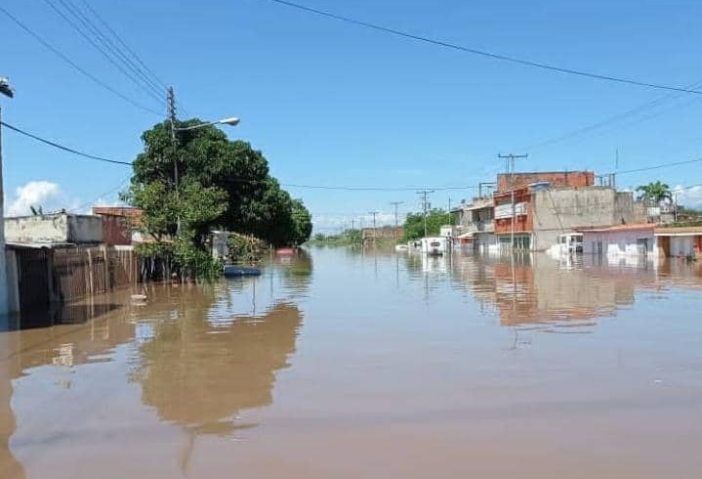 Terrible: Con Mata Redonda bajo el agua, optan por trasladarse en balsas improvisadas (Foto)