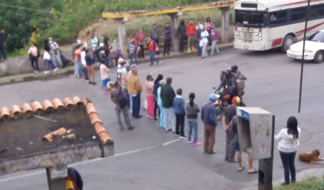Vecinos de Los Teques protestan  en la vía a San Pedro #19Oct