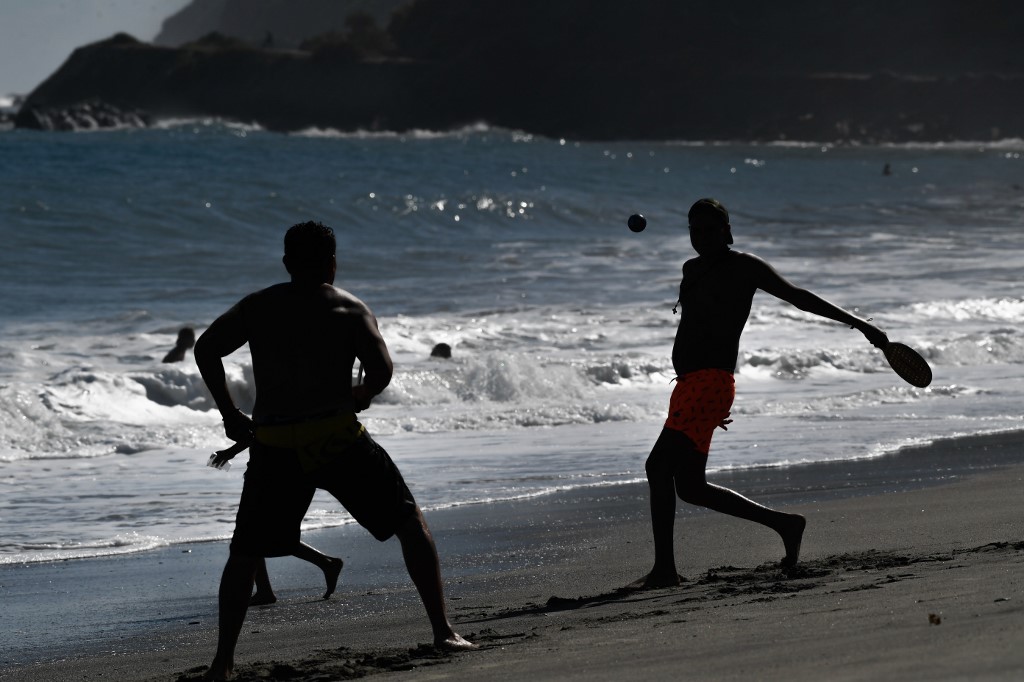 Un día de playa en Vargas no baja de 130 dólares (Video)