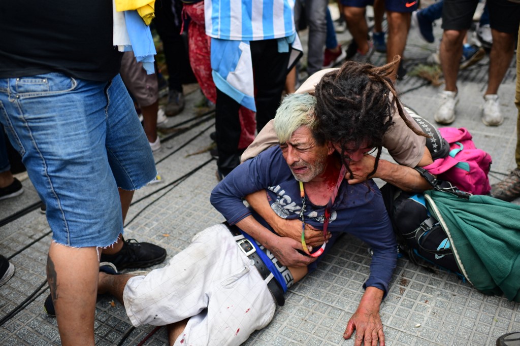 Llantos, canticos y policía antimotines: El ambiente en la despedida de Maradona en la Casa Rosada (FOTOS)