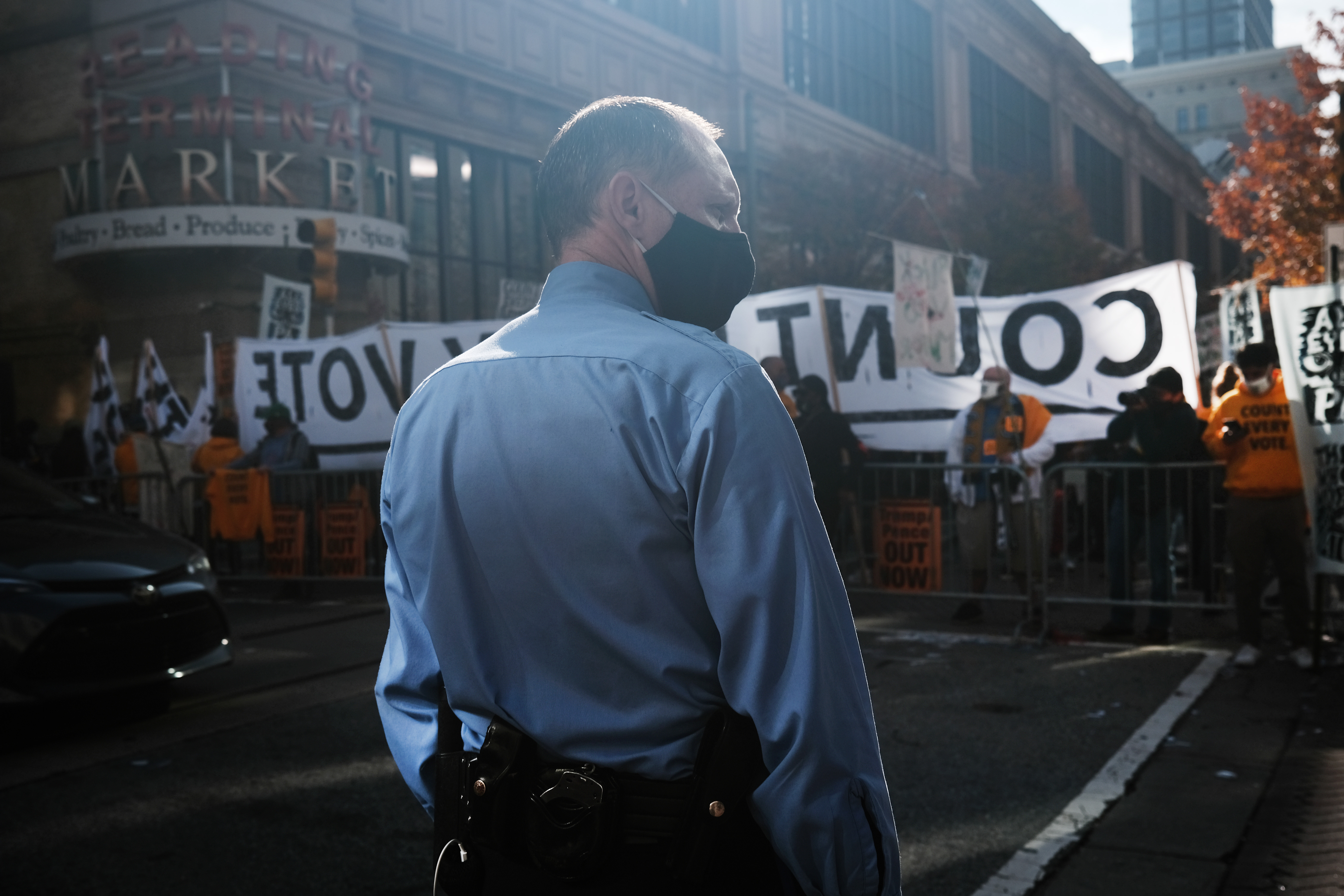 Detuvieron a dos sujetos armados cerca del centro de conteo de votos en Filadelfia