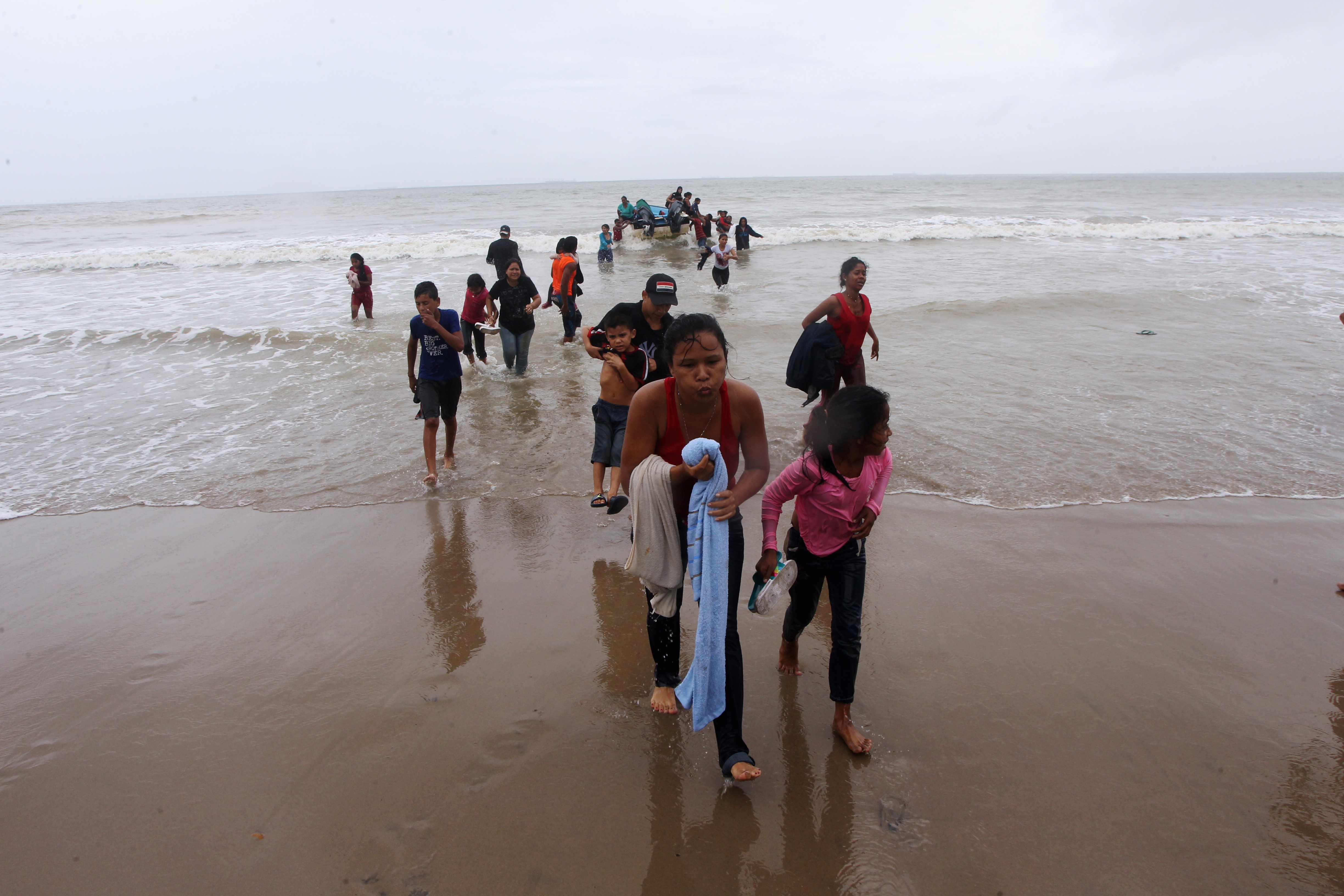 Familiares de los 16 niños venezolanos a la espera de decisión de Trinidad Tobago