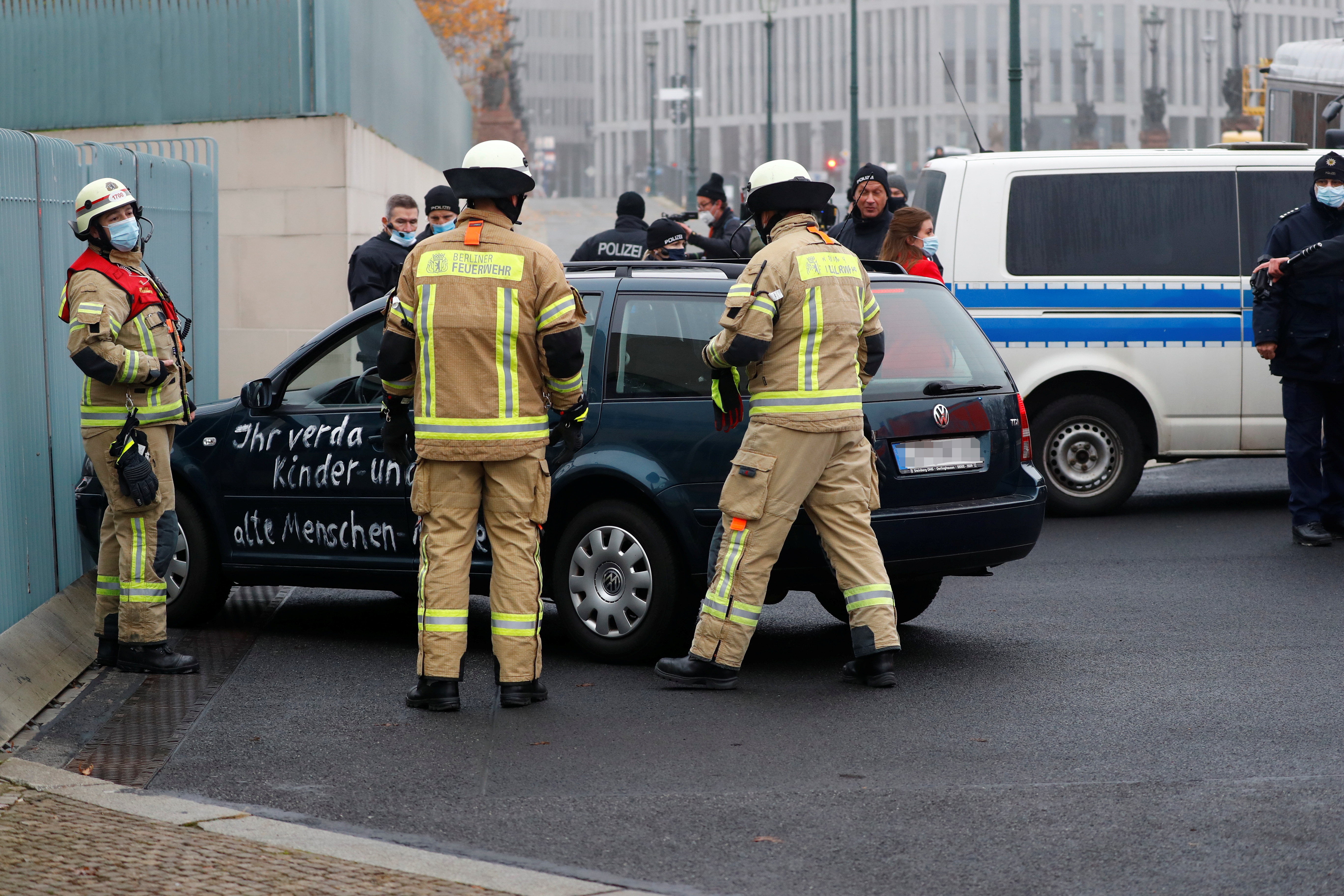 Un carro con la inscripción “malditos asesinos de niños y ancianos” choca contra la oficina de Angela Merkel (Fotos y Videos)