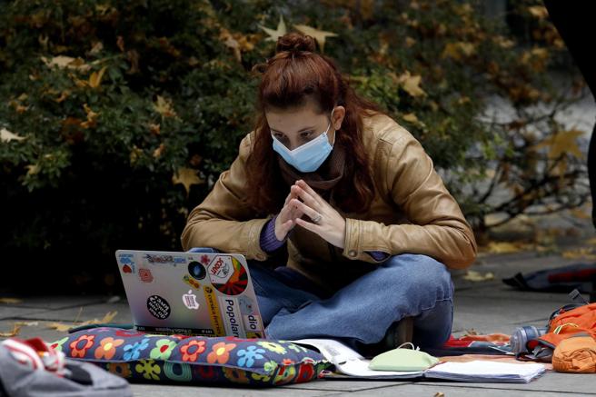 Anita, la adolescente italiana que batalla contra el cierre de las escuelas por coronavirus