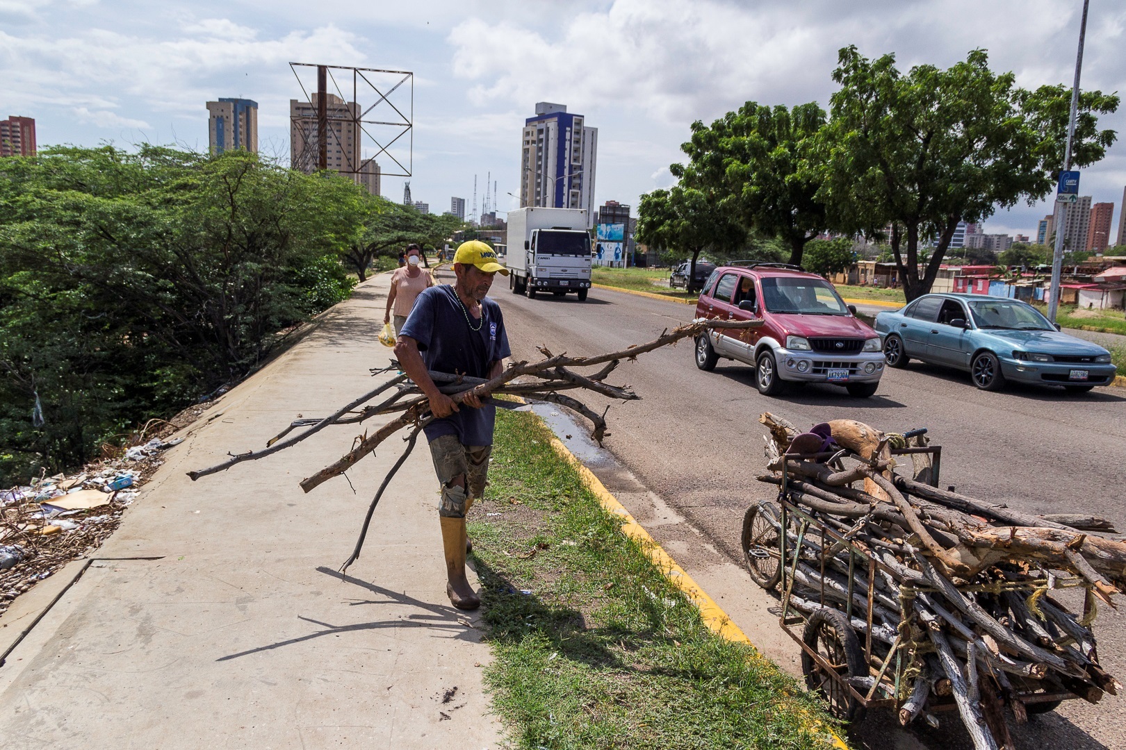 ABC: La falta de gas provoca que Venezuela también se quede sin árboles por tener que cocinar con leña
