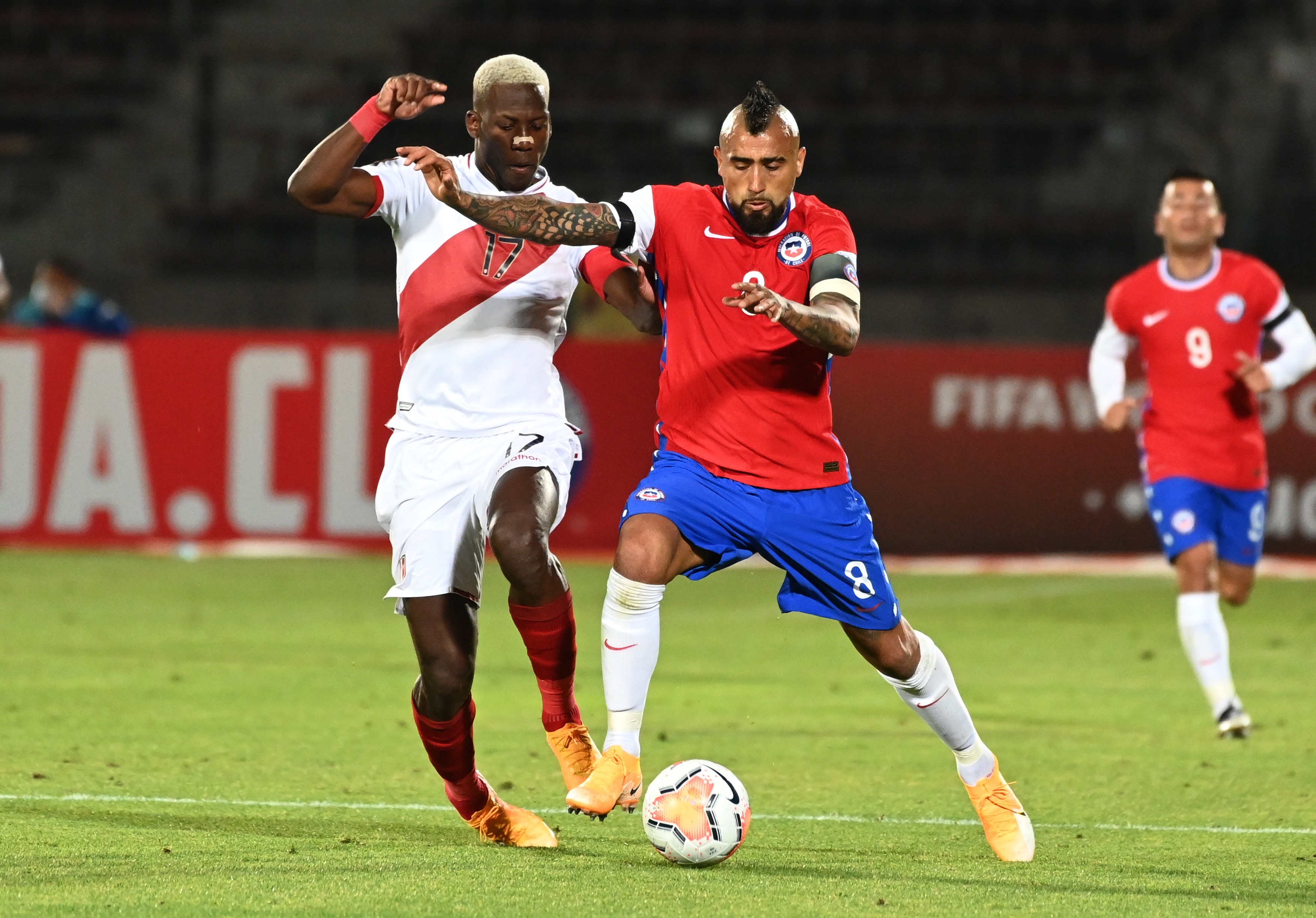 Chile consiguió su primer triunfo ante Perú con doblete de Arturo Vidal