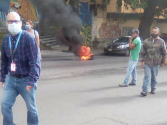 Vecinos de El Hatillo se cansaron de las falsas promesas del régimen y protestan por falta de agua (Fotos)