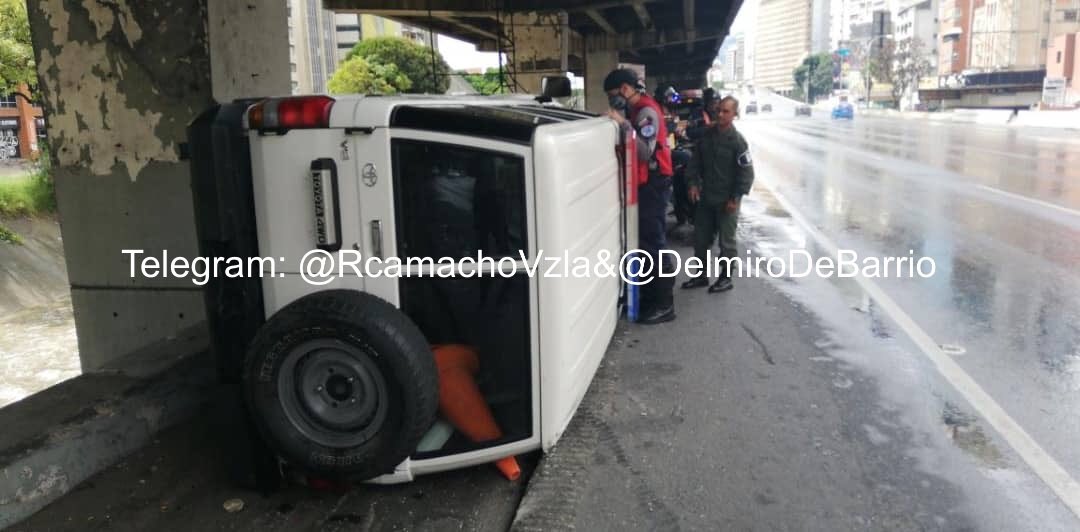 EN FOTOS: Reportan volcamiento de una patrulla en la autopista Francisco Fajardo