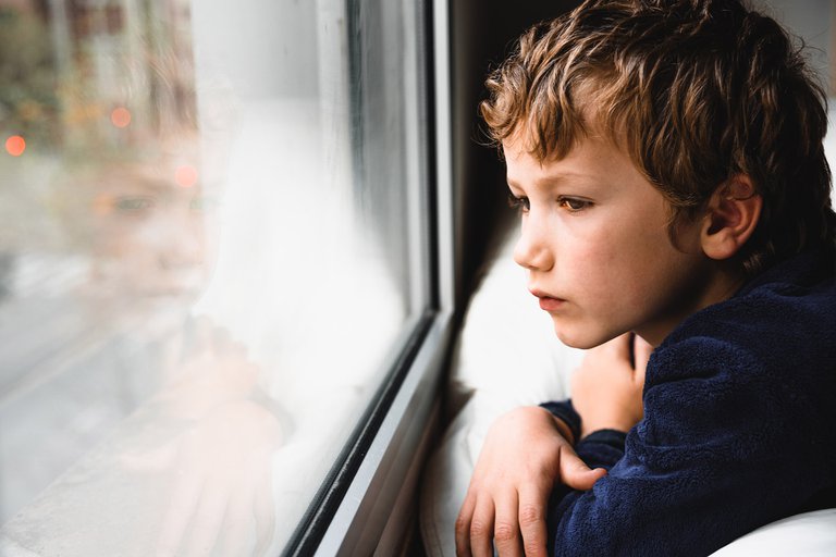 Estudio revela que los niños que cumplen con el horario para irse a dormir serán adultos más exitosos