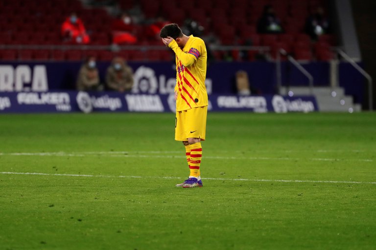 Hincha del Barcelona encaró a Messi por los últimos resultados del club (Video)