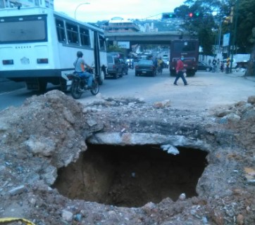 El mega hueco en la Av. Francisco de Miranda crea caos vehicular #5Nov (Fotos)