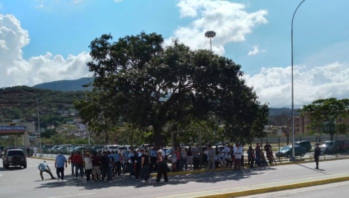 Ubican sala de espera del Aeropuerto de Maiquetía en la calle y a pleno sol