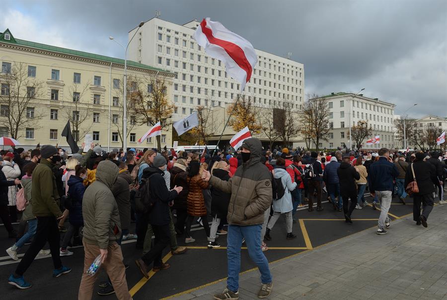 Los bielorrusos vuelven a manifestarse pese a las amenazas de Lukashenko