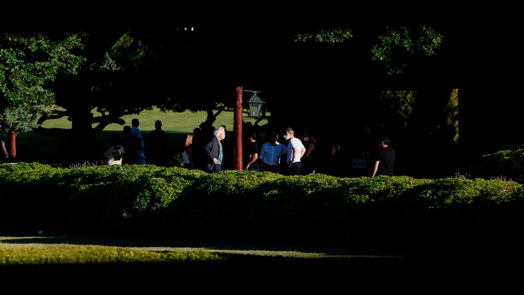 Último adiós a Maradona: El cortejo fúnebre llegó al cementerio de Bella Vista (Video)