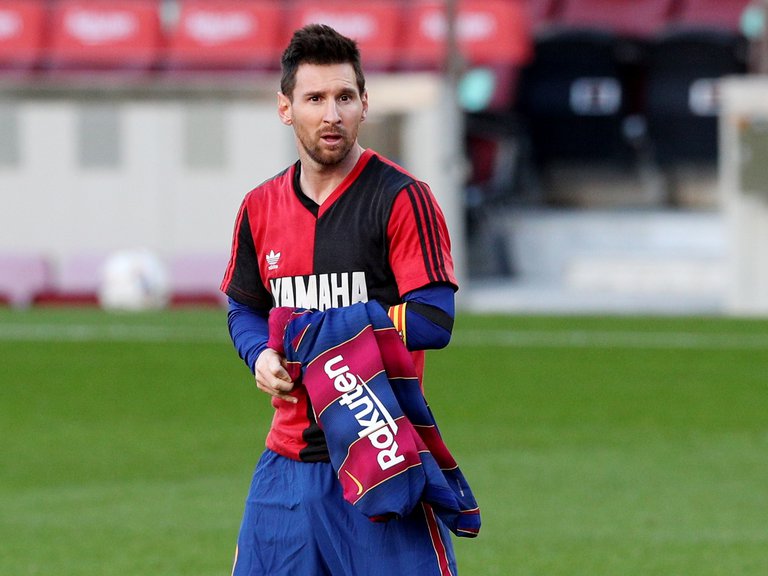 Messi le dedica un gol a Diego Maradona poniéndose la camisa que usó en Newell´s (FOTOS)