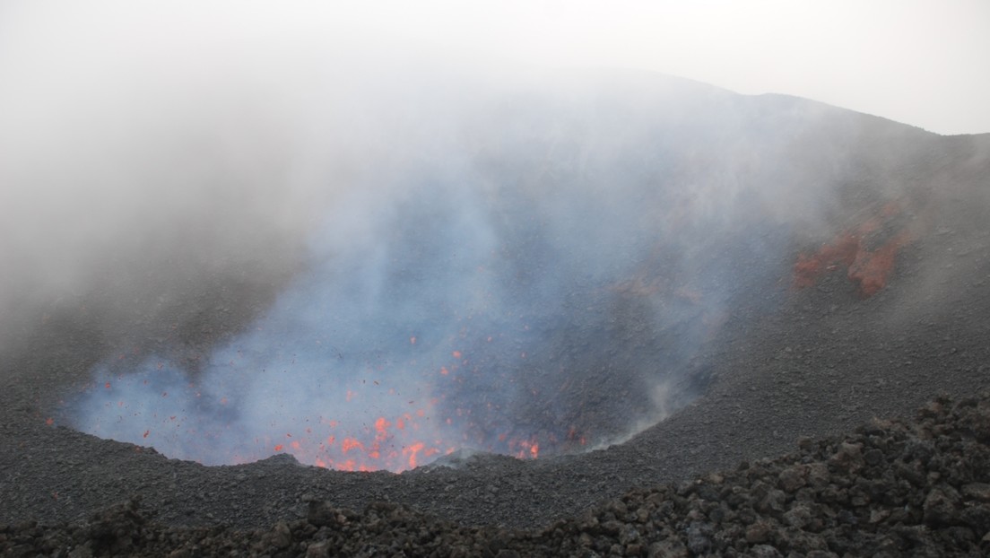 ¿Cómo es el nuevo e inusual mineral forjado por un volcán ruso que podría usarse en baterías? (FOTOS)