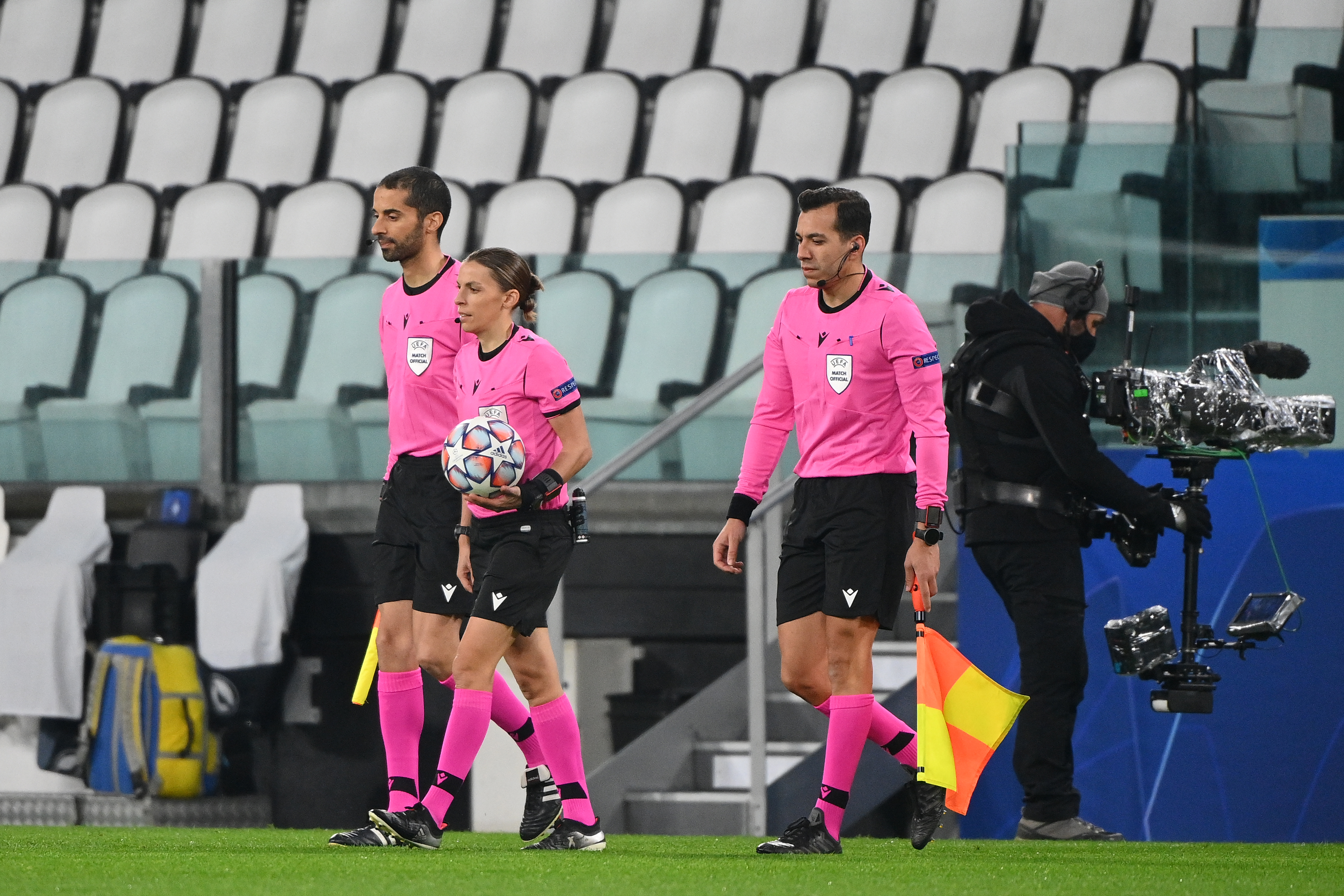 ¡Histórico! Stéphanie Frappart, la primera mujer que arbitró un partido de Champions (Fotos y video)