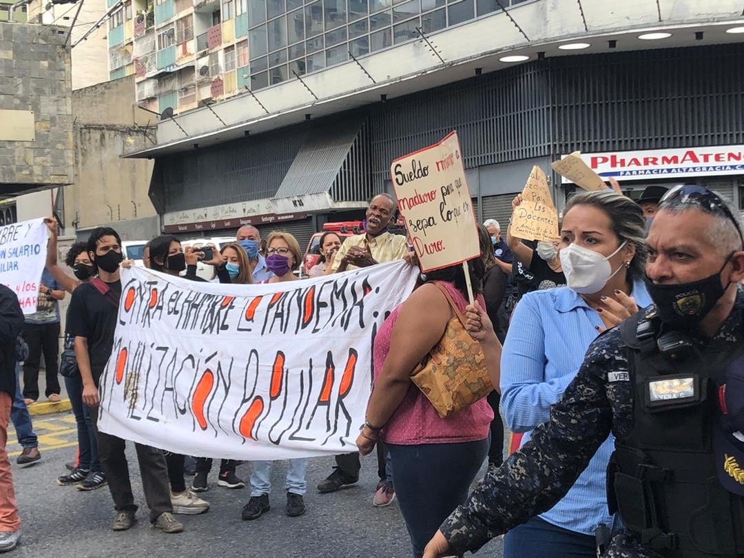 LA FOTO: Además de cobrar una miseria, docentes venezolanos fueron castigados por la dictadura con perniles podridos