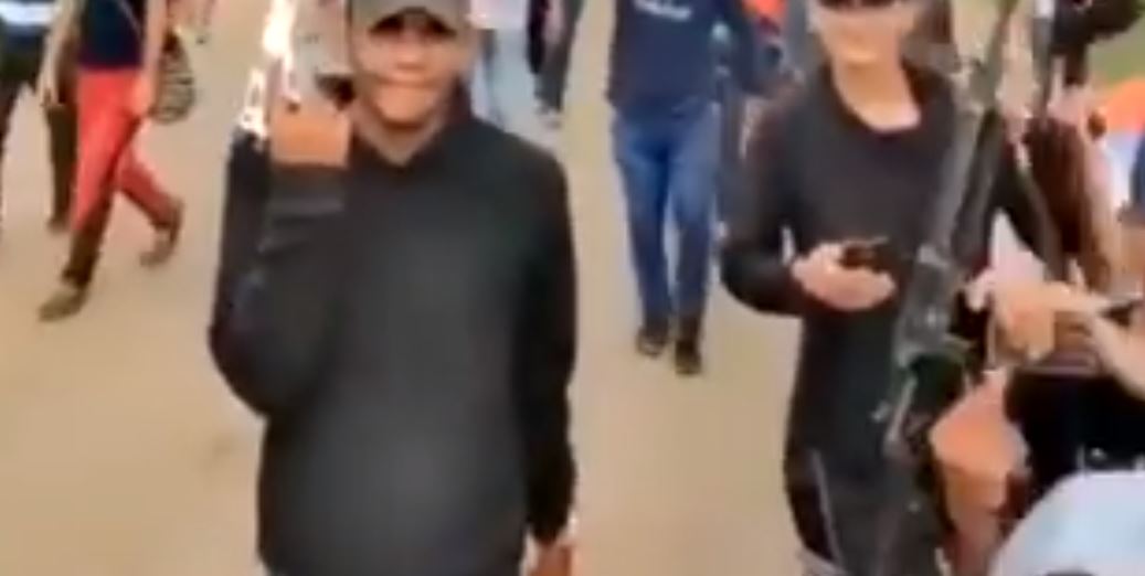 Banda delictiva en el Zulia se paseó sin remordimientos mostrando su arsenal (VIDEO)