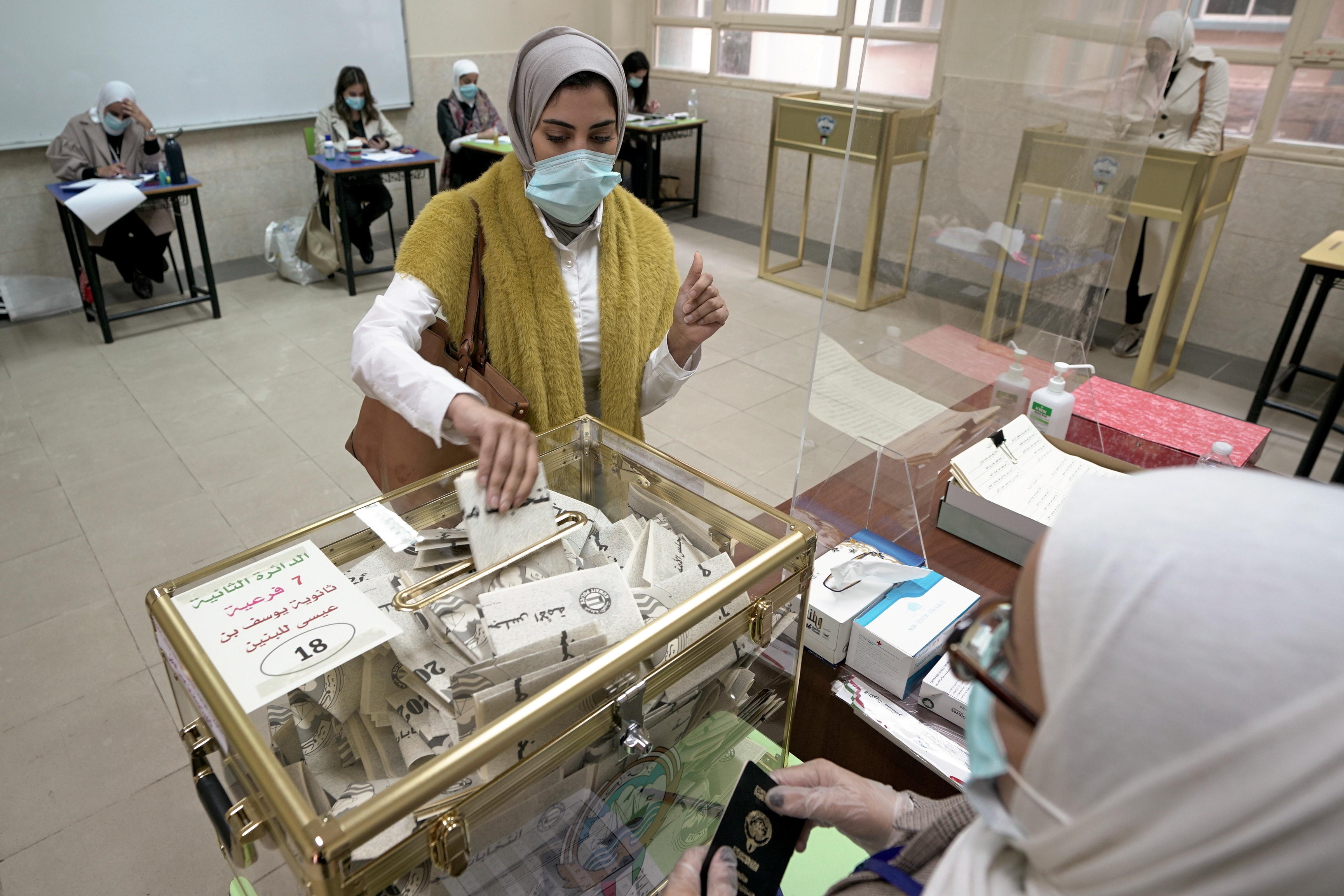 Kuwaitíes eligen un nuevo Parlamento en votaciones marcadas por la pandemia