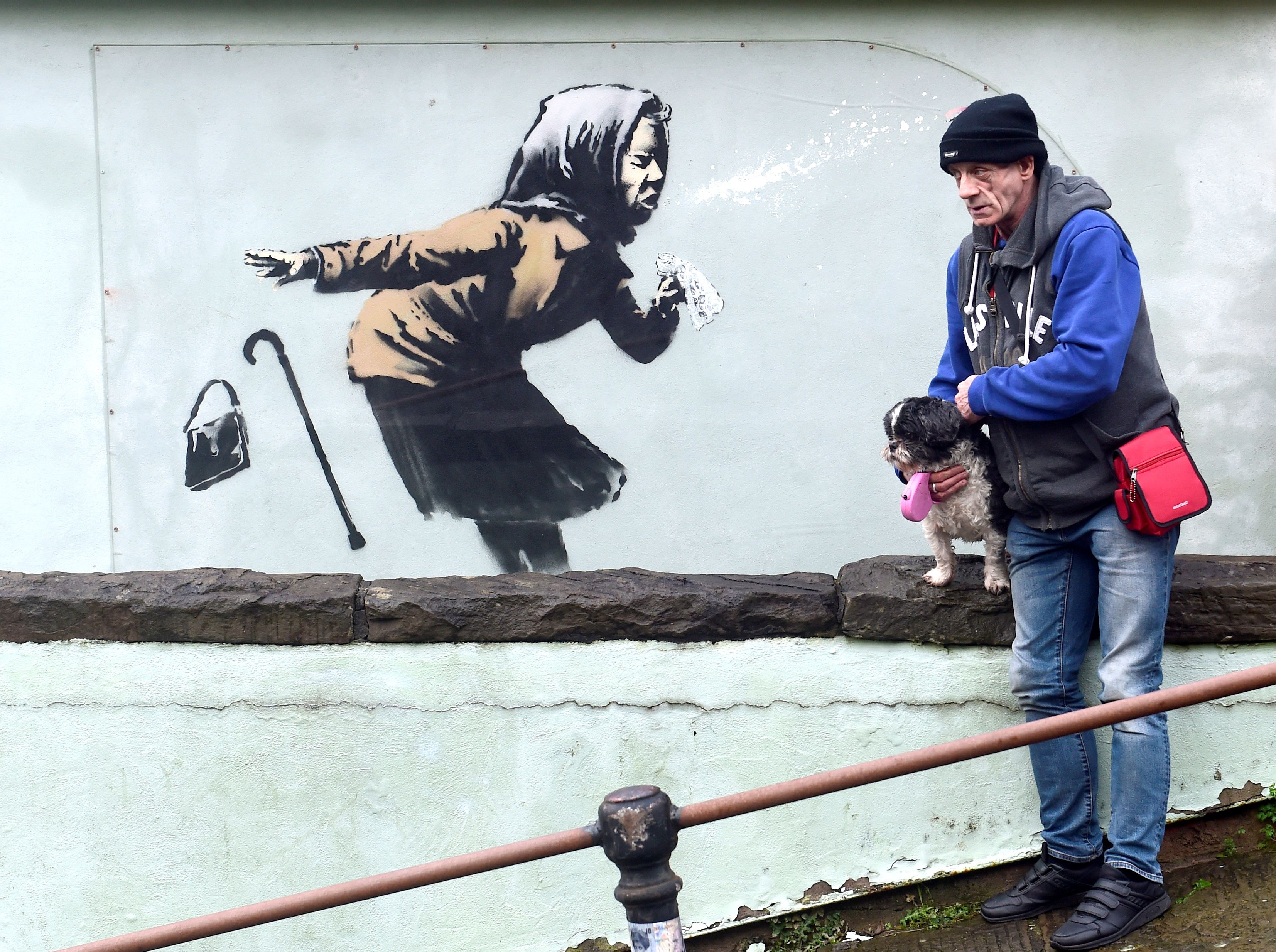 Mural de Banksy de una mujer estornudando aparece en la calle más empinada de Inglaterra (FOTOS)