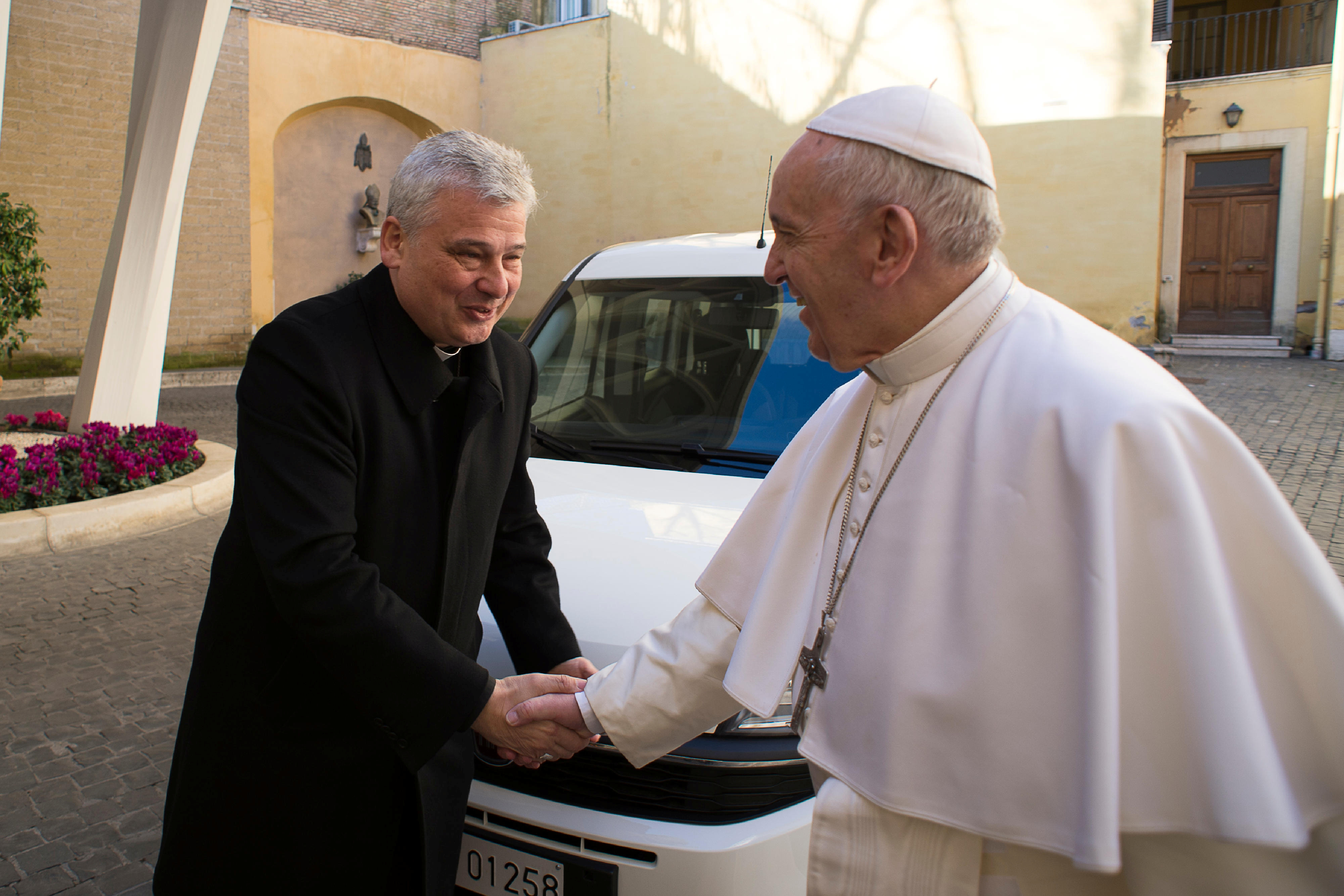 Cardenal de El Vaticano enviado por el papa Francisco pasará la Navidad en Kiev