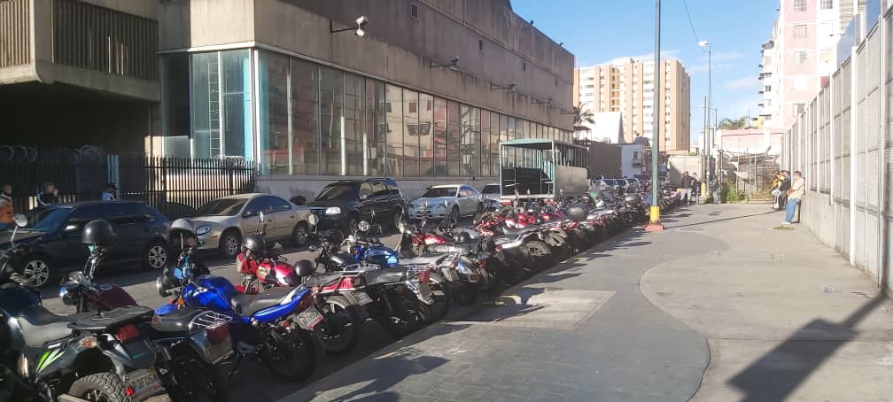 Los venezolanos salieron a las calles este #6Dic… no para el show electoral sino a buscar gasolina (FOTOS)