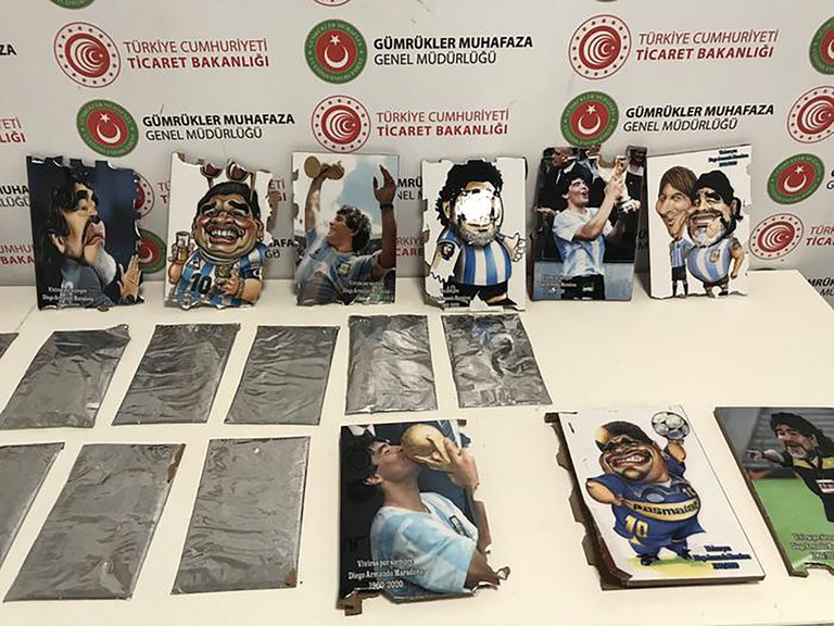 “Operación Maradona”: Incautaron un cargamento de cocaína oculta en retratos del astro argentino
