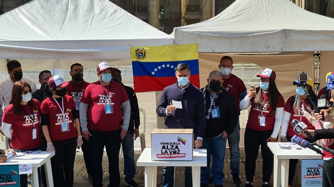 Leopoldo López emitió su voto en la Consulta Popular en la Plaza Bolívar de Bogotá #12Dic (FOTOS)