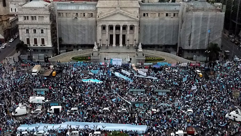 Un Senado polarizado decide si legaliza el aborto en Argentina