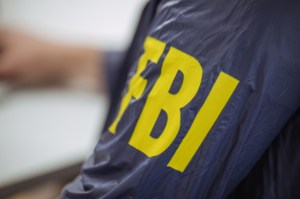 Abatieron al intruso que entró armado al FBI tras una persecución posterior
