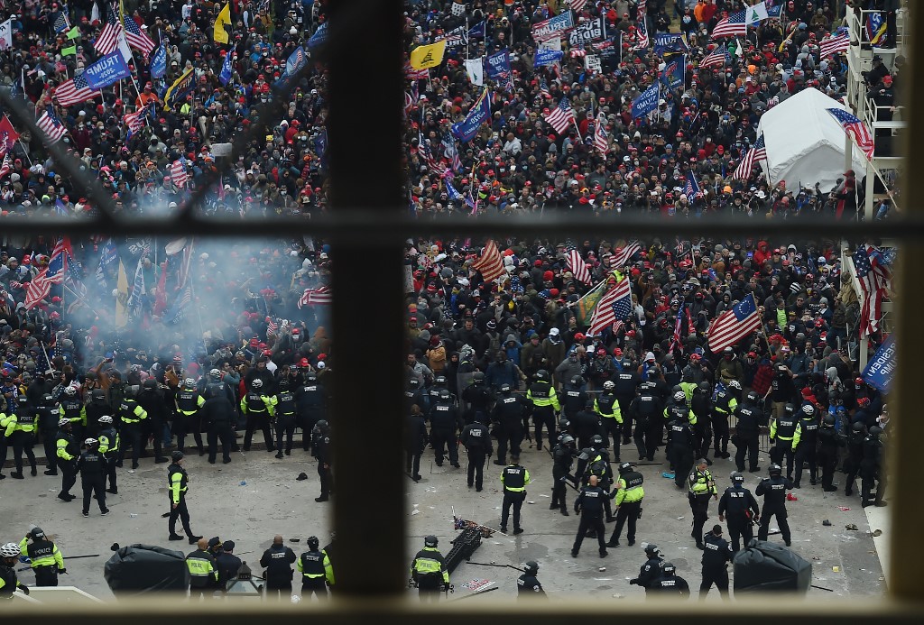 Revelan que un segundo policía de Washington DC que apoyó durante el asalto al Capitolio también se quitó la vida