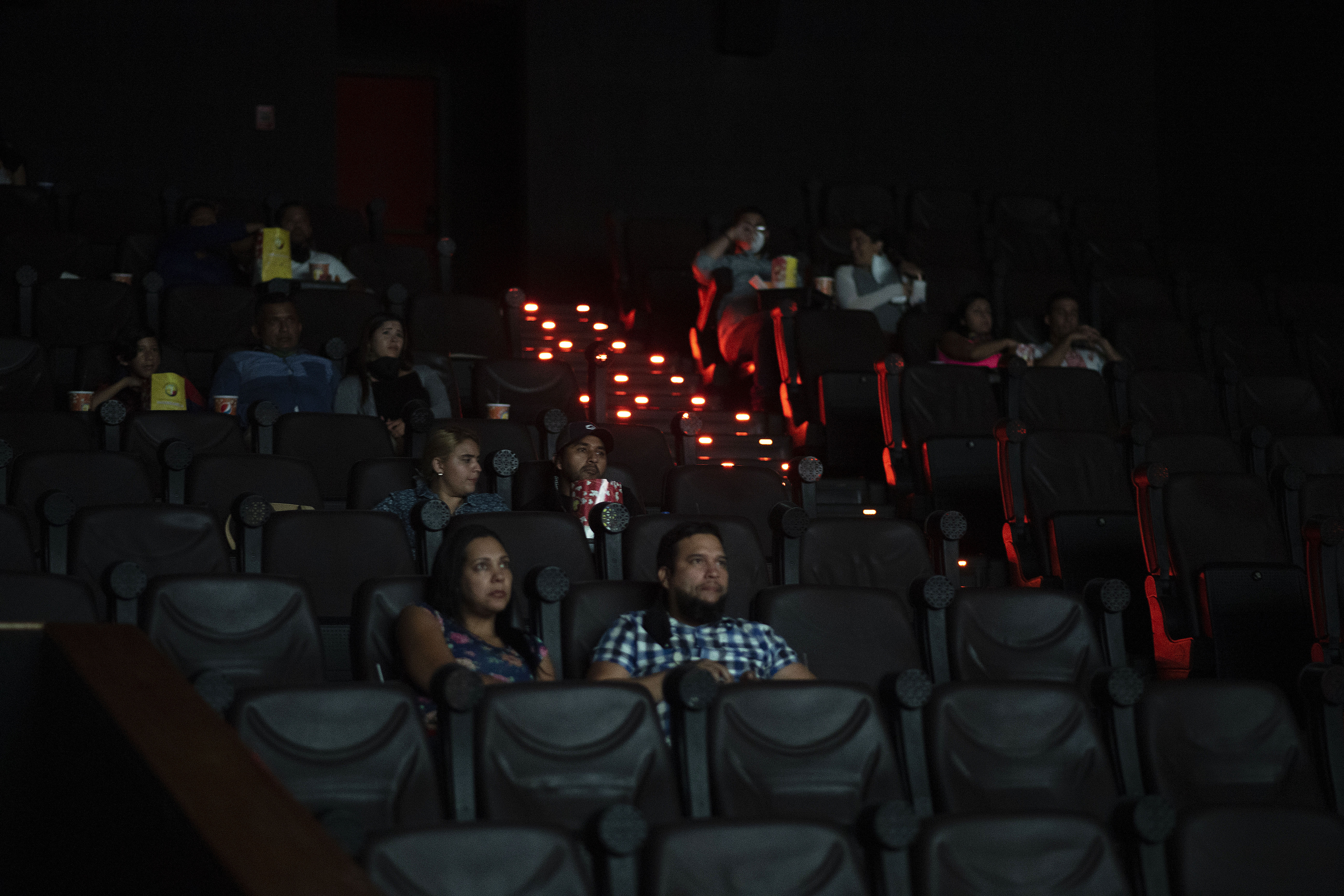 Cines venezolanos reabren tras 10 meses cerrados por la pandemia (Fotos)