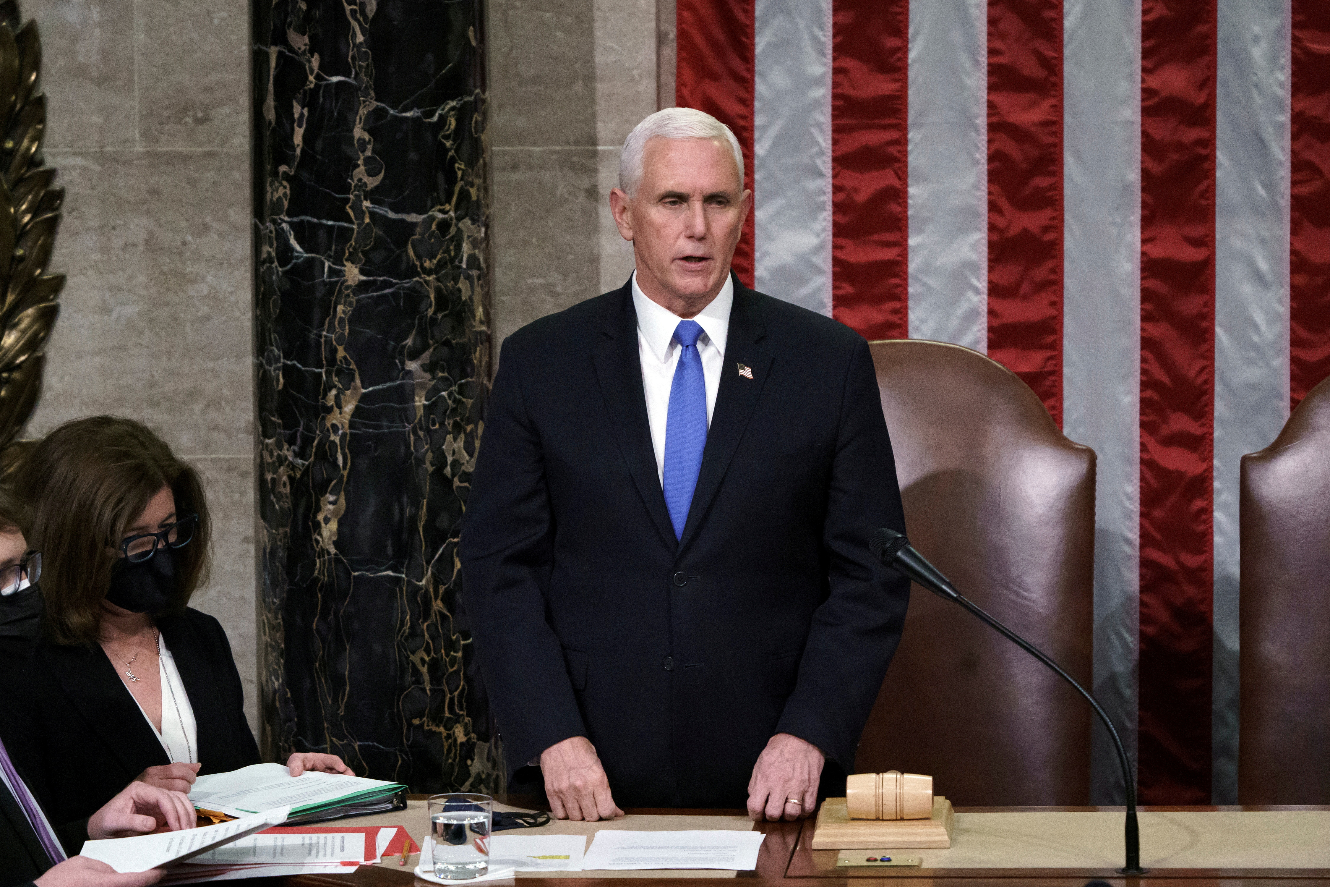 Rodeado por un círculo menguante de fieles, un Trump enfurruñado arremete contra Pence