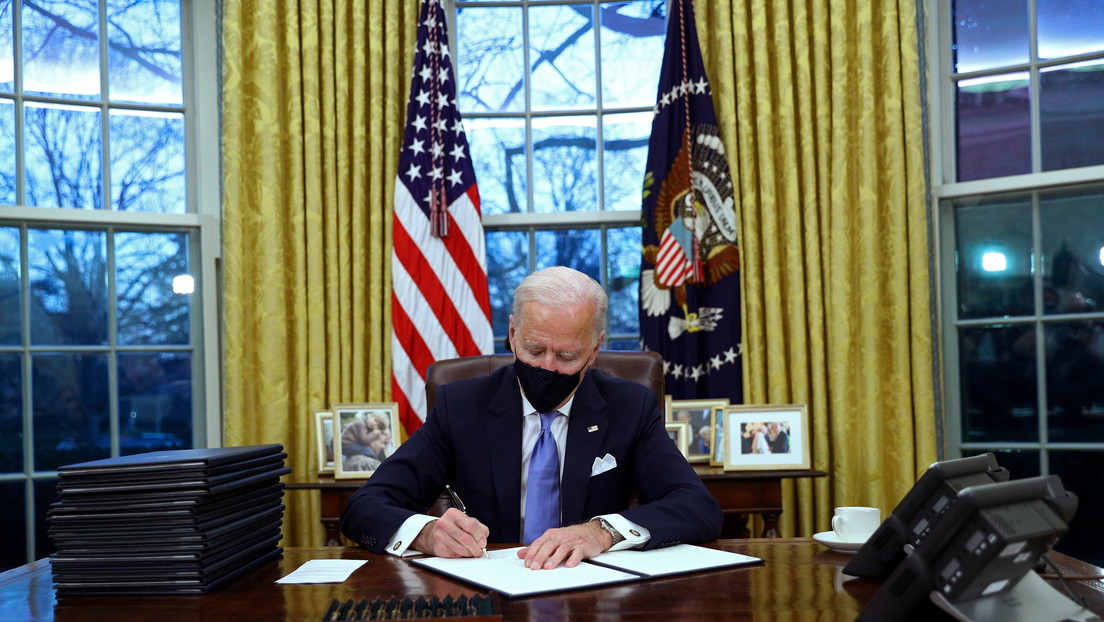 Biden se deshizo del botón rojo que usaba Trump en la Oficina Oval para conseguir una Coca-Cola (FOTOS)