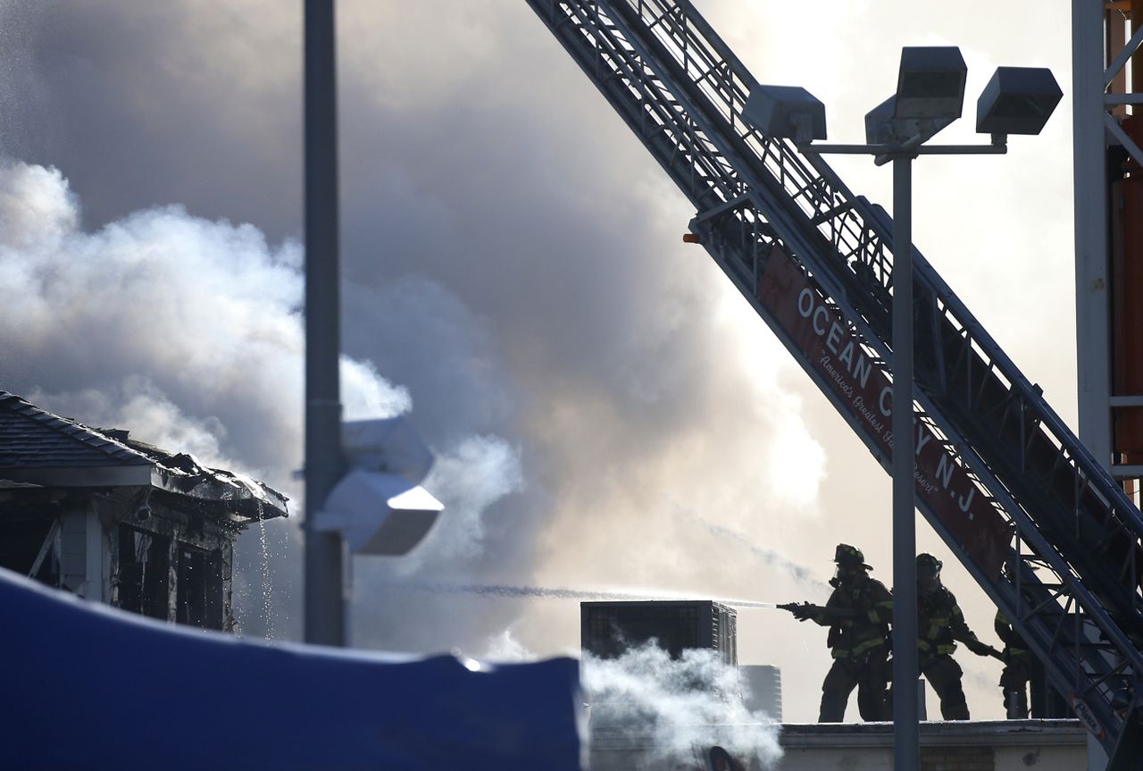 Bomberos luchan contra un gran incendio en el popular paseo marítimo de Ocean City en Maryland (Video)