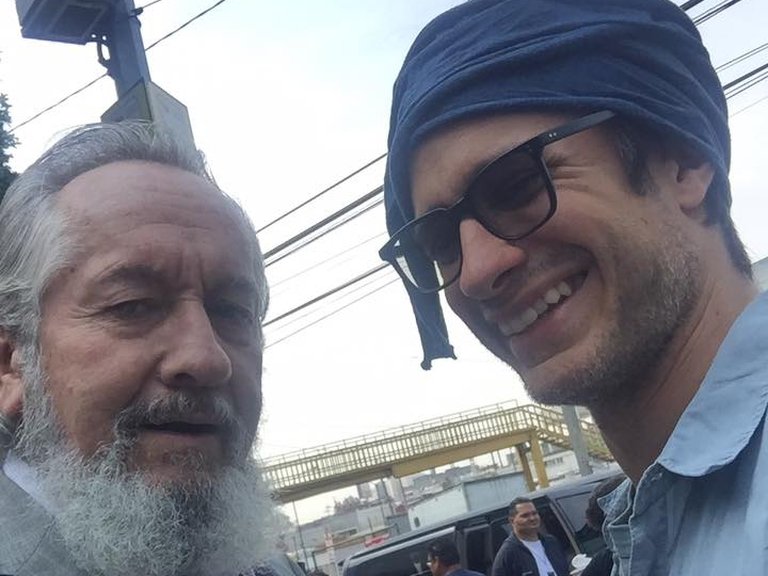 La viuda del padre de Gael García publicó fotos junto al cadáver …y desató indignación