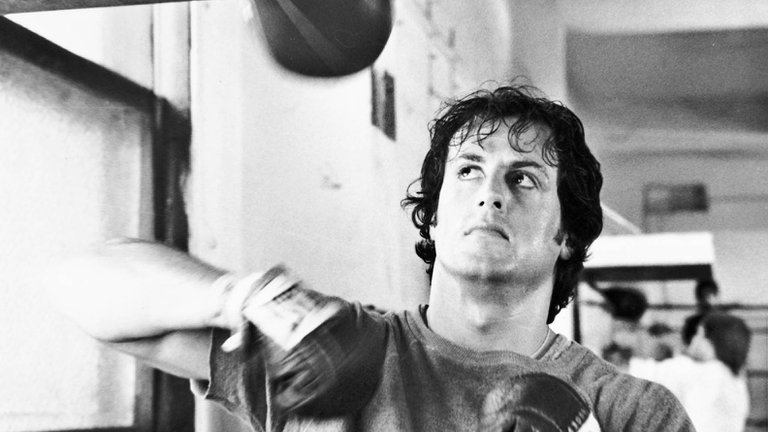 La canción que fue rechazada por Sylvester Stallone en “Rocky”, pero “Karate Kid” la llevó a la fama