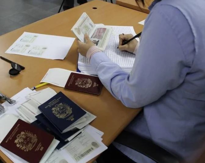 El “truco” que pueden aplicar venezolanos con pasaporte vencido para ingresar al país