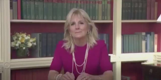 La primera dama Jill Biden organizó un evento virtual para honrar a los maestros