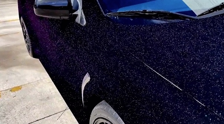 Lo que sucede si usas la “pintura más negra del planeta” en un auto deportivo (VIDEO)