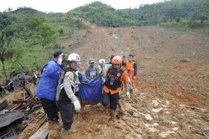 Al menos 21 muertos y más de 15 desaparecidos han dejado las fuertes lluvias en Indonesia