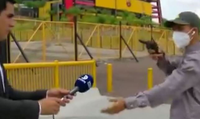 Robaron a un conductor de televisión en Ecuador y el camarógrafo grabó la escena (Video)