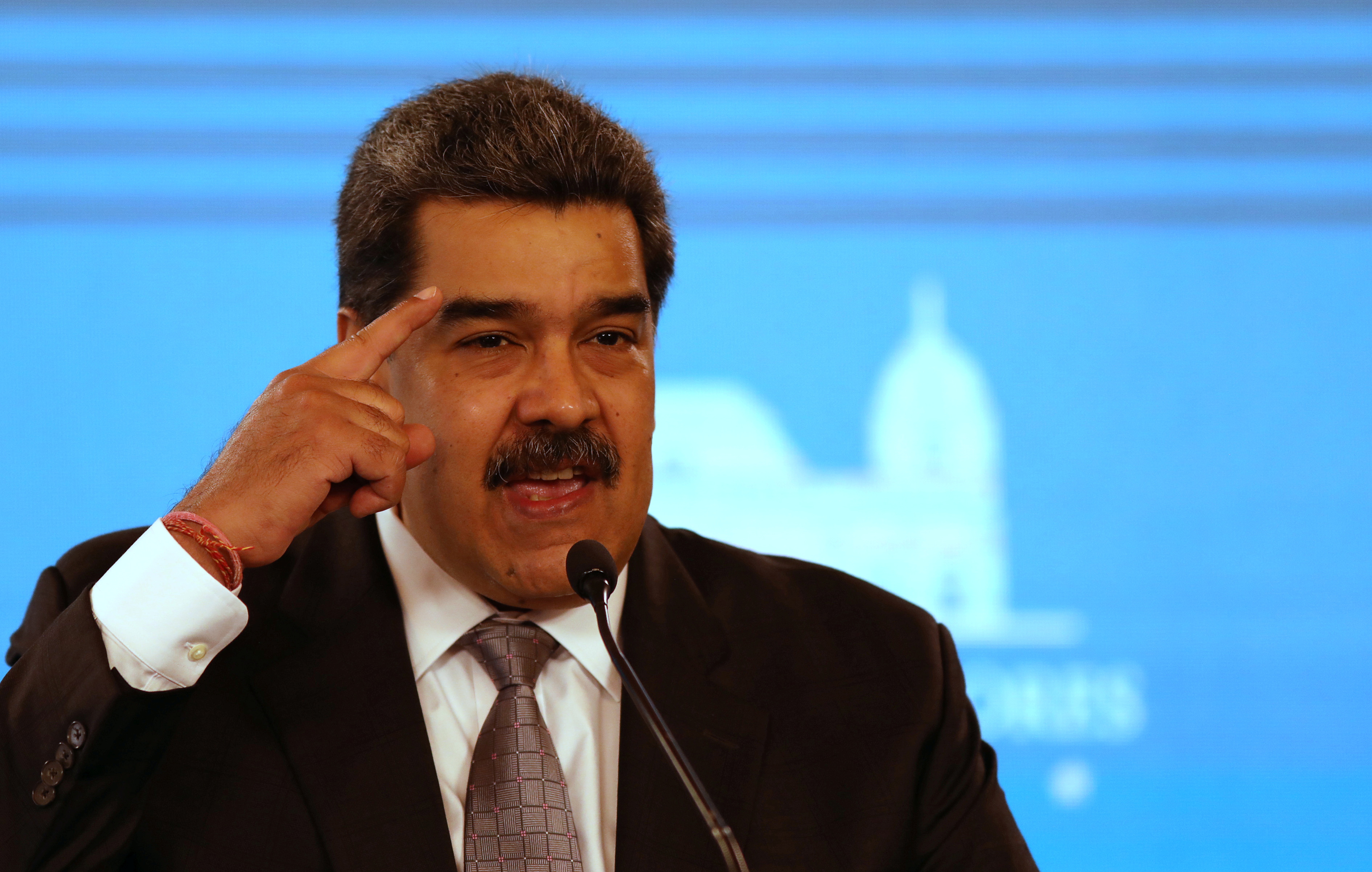 Maduro firma contrato colectivo “para proteger las condiciones de vida” de los trabajadores petroleros